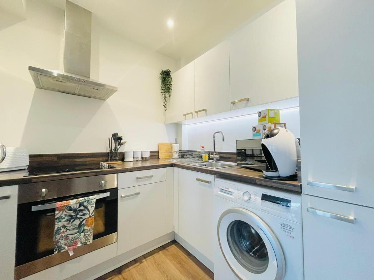 Park Street Apartment Luton By Hostaguest Kültér fotó